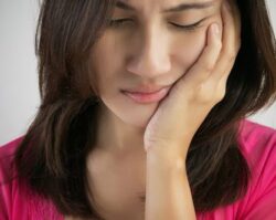 A women having tooth pain 